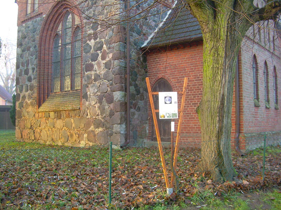 Erde 1 Standort: Kirche Rohrlack, seitlich Barsikower Weg